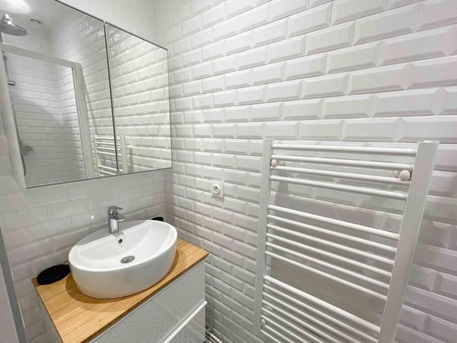 Charming 3 Bedroom Haussmannien In 17th Apartamento París