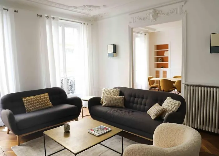Charming 3 Bedroom Haussmannien Apartment In 17Th